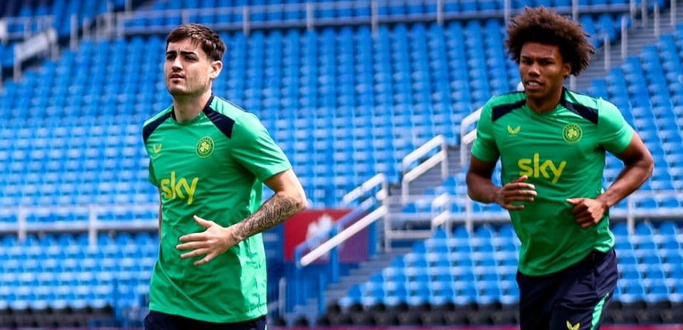 Dos jugadores corriendo en la sesión de entrenamiento