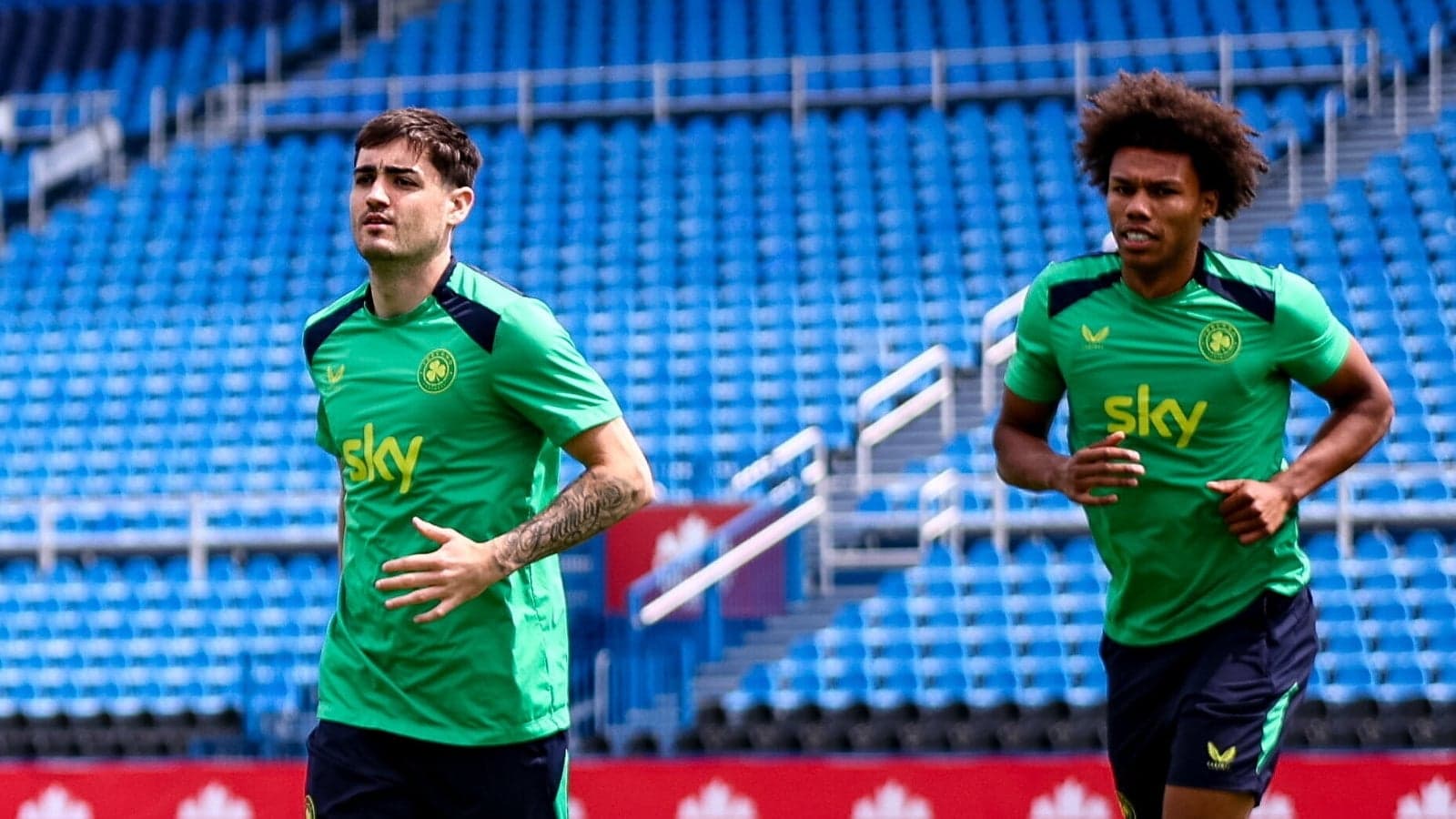 Dos jugadores corriendo en la sesión de entrenamiento