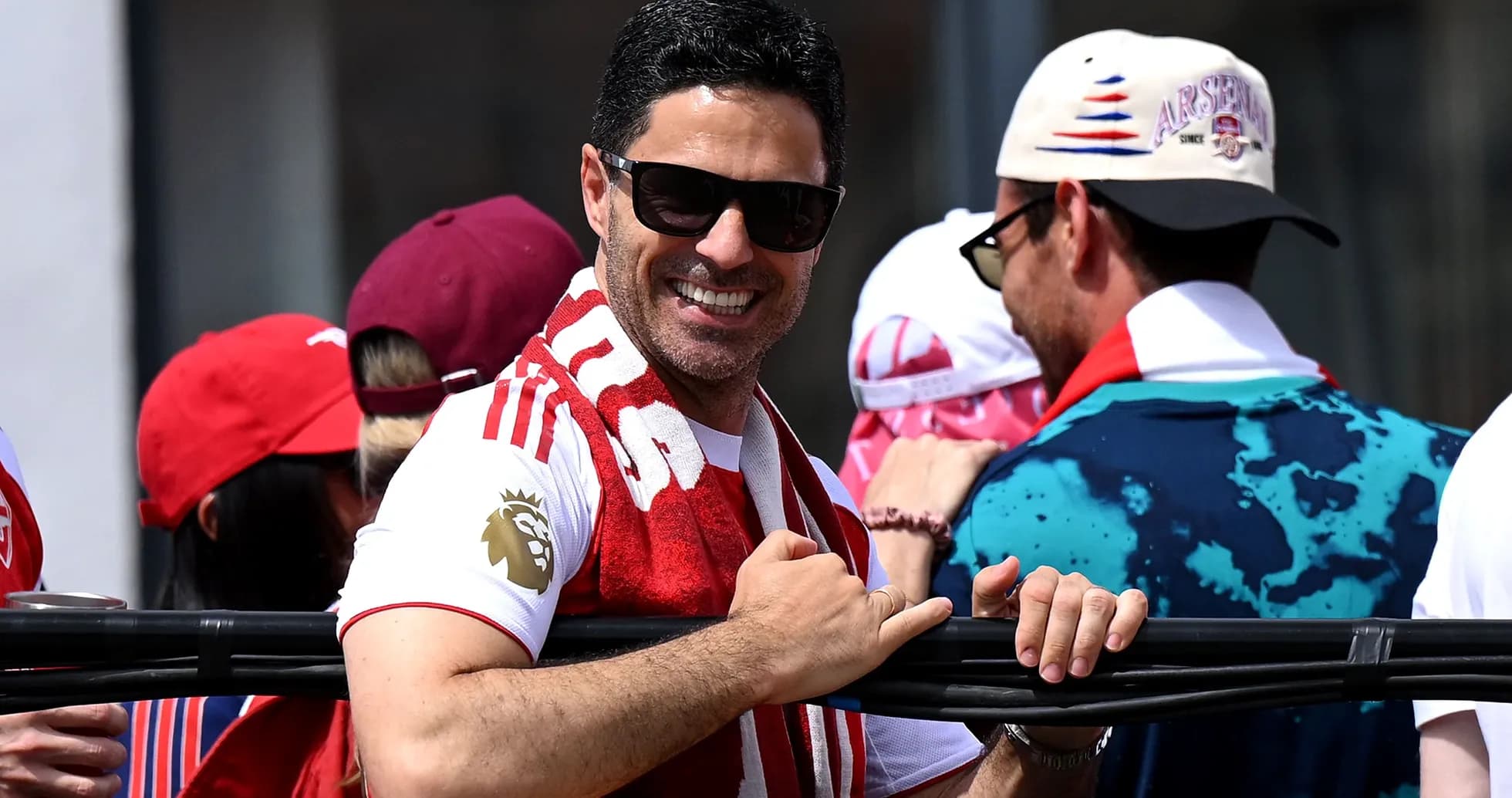 Hombre con gafas de sol y bufanda en evento