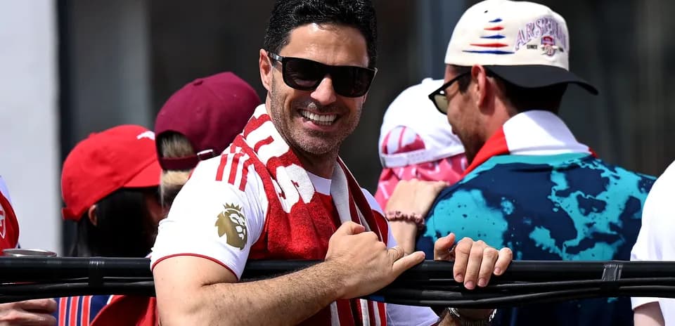 Hombre con gafas de sol y bufanda en evento