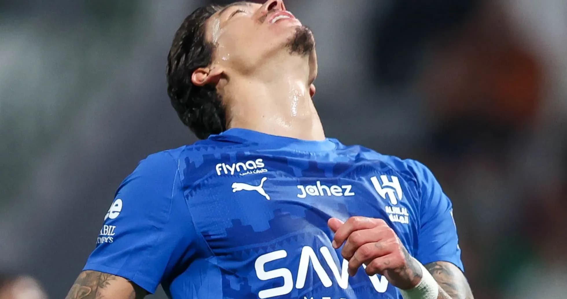 Jugador en camiseta azul mostrando frustración durante el partido