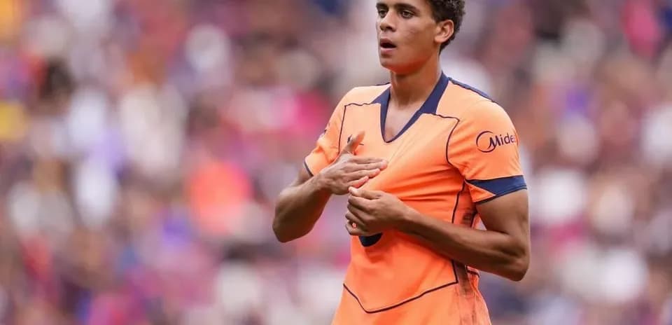Jugador en uniforme naranja durante un partido