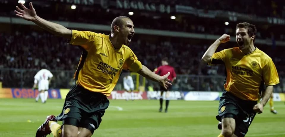 Jugadores celebrando un gol en el partido