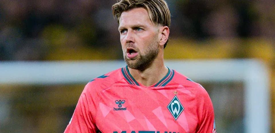 Portero de Werder Bremen en acción durante el partido