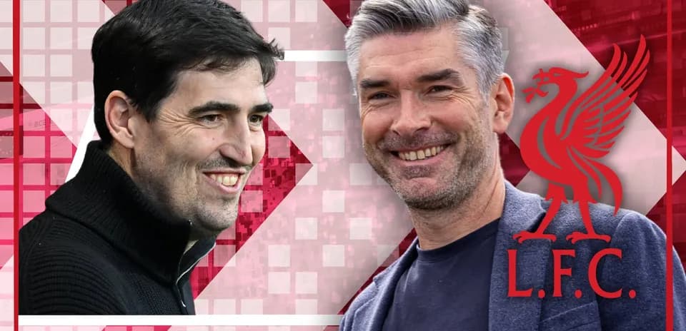 Dos entrenadores sonriendo sobre fondo de Liverpool