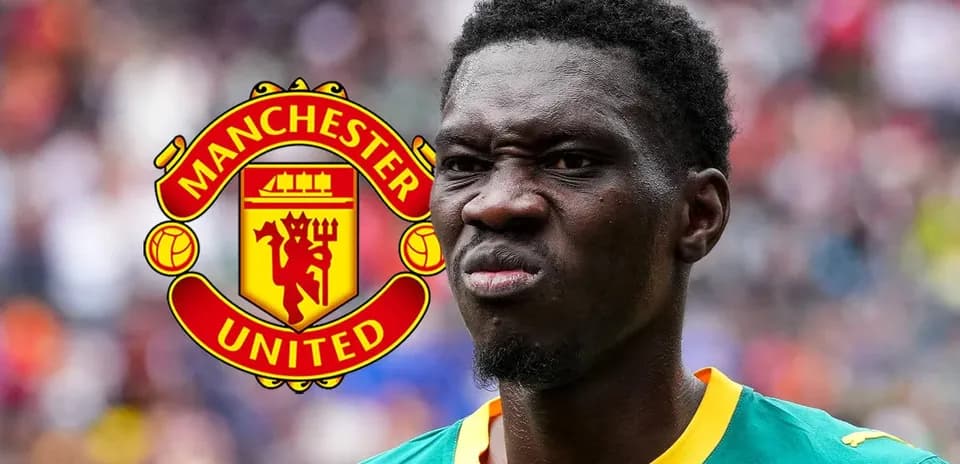 Jugador con camiseta verde frente al logo de Manchester United