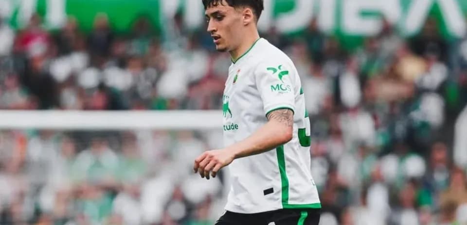 Jugador caminando en el campo durante el partido