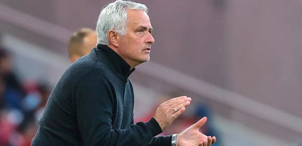 Entrenador dirigiendo desde la banda durante el partido