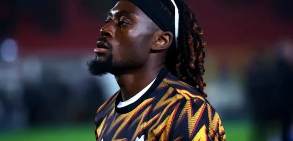 Jugador con camiseta de calentamiento en el campo