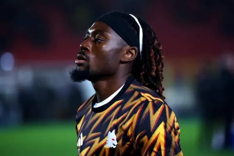 Jugador con camiseta de calentamiento en el campo