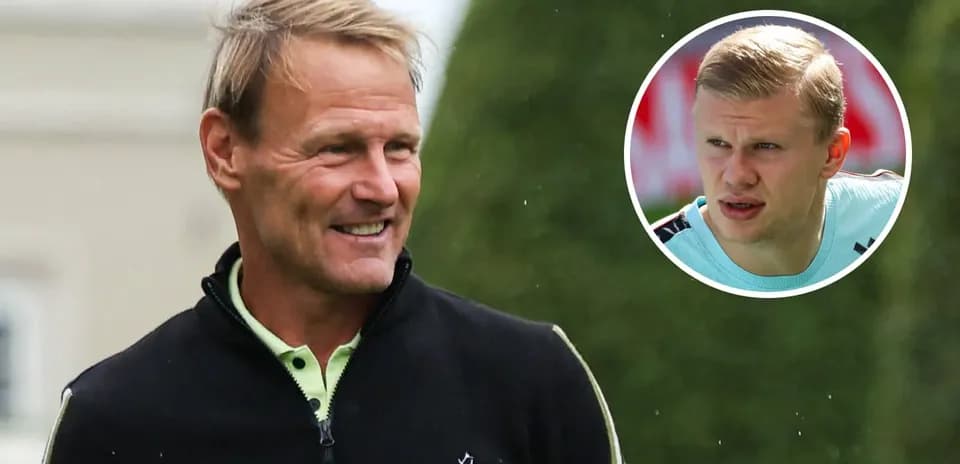Entrenador sonriendo en campo de golf con jugador en círculo