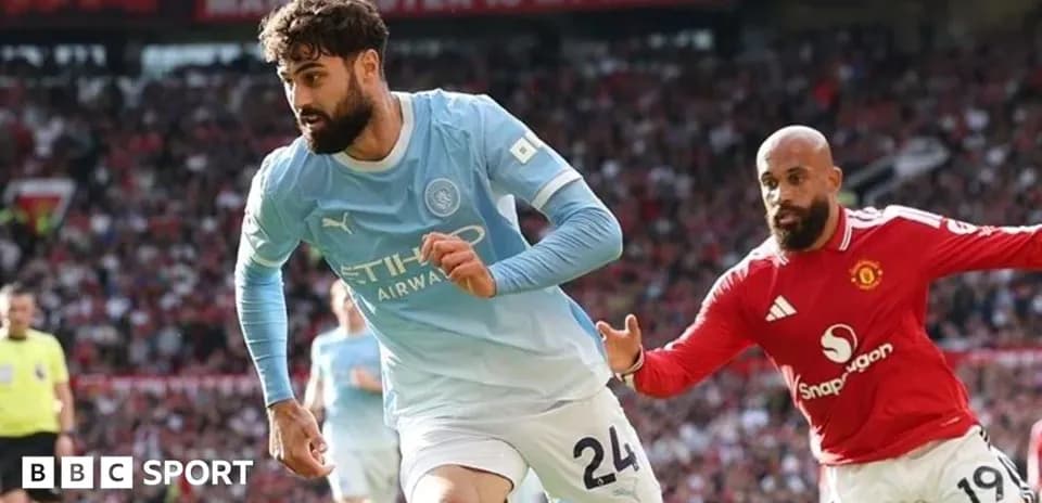 Jugador de Manchester City corriendo con balón en partido