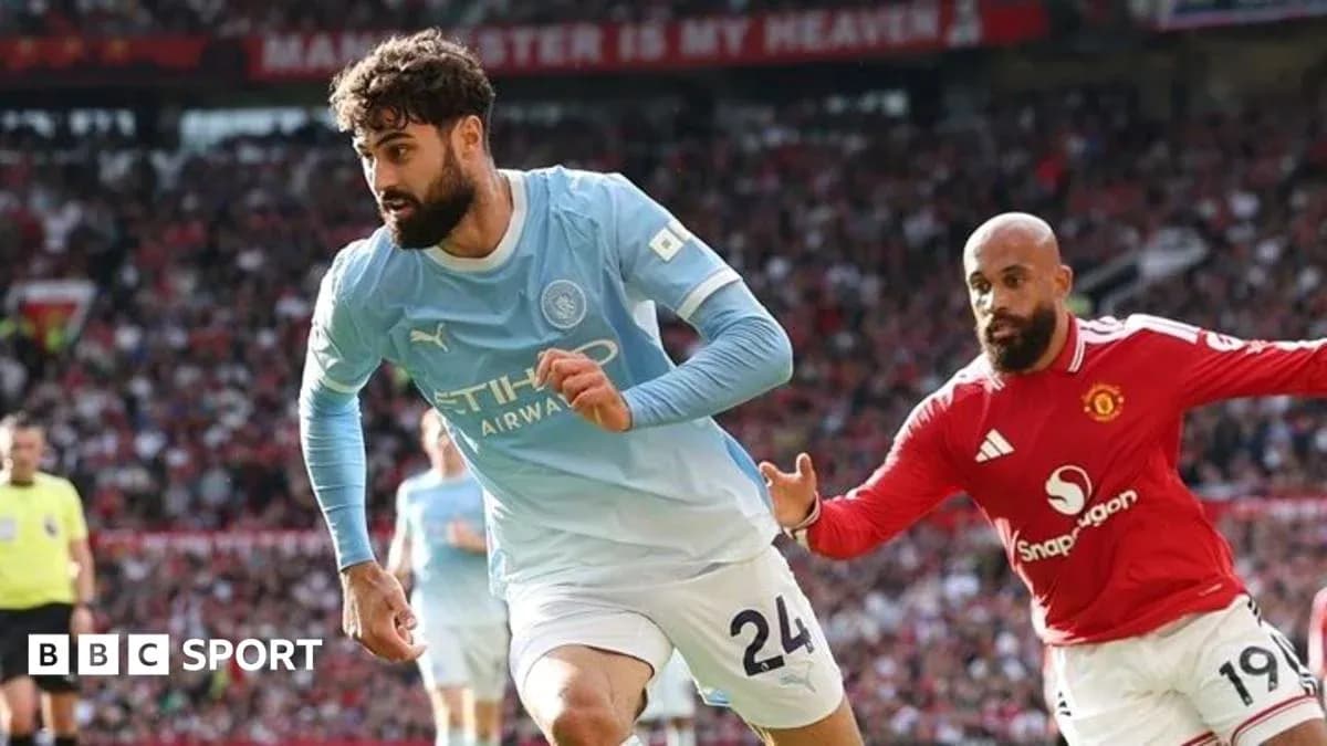 Jugador de Manchester City corriendo con balón en partido