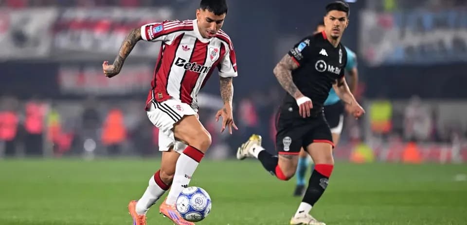 Jugador de River Plate driblando a rival de Huracán