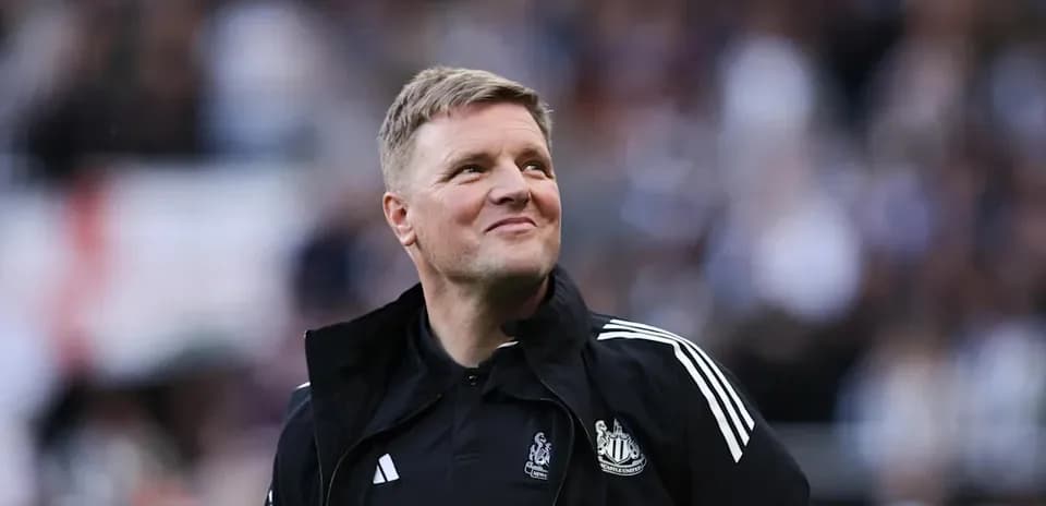 Entrenador de Newcastle observando el partido
