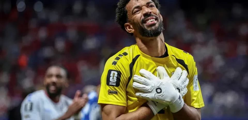 Portero celebrando con guantes en el campo