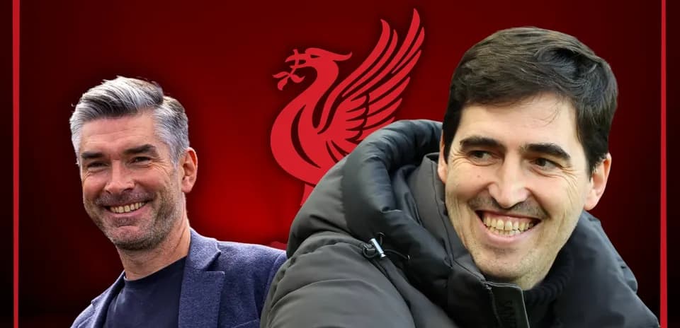 Entrenadores sonriendo con logo de Liverpool de fondo