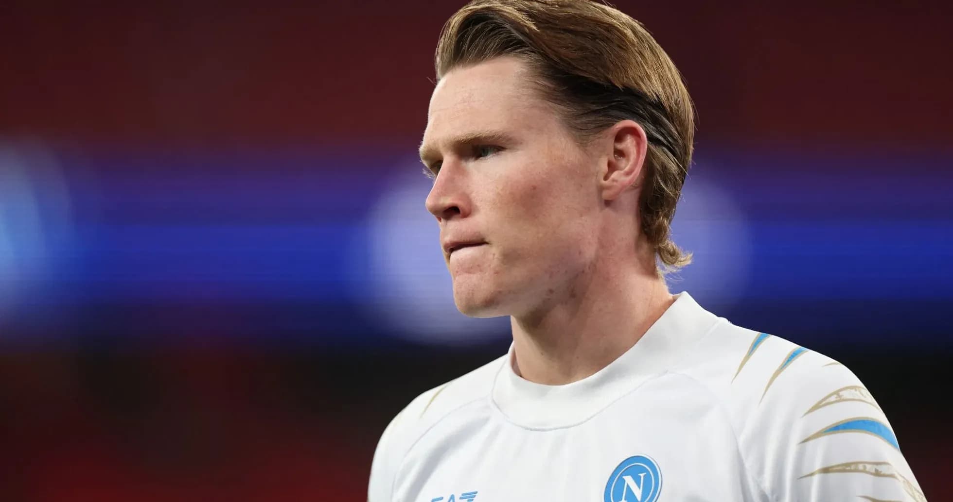Jugador de Napoli en uniforme durante el partido