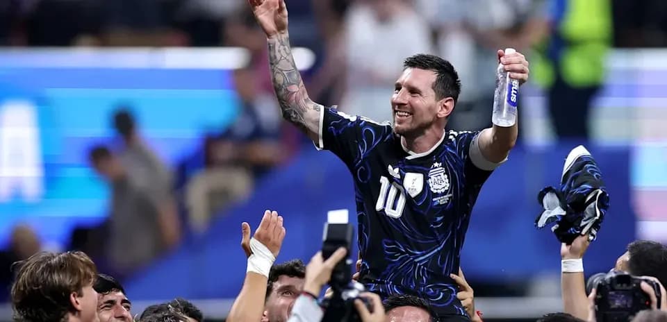 Lionel Messi siendo celebrado por compañeros de equipo