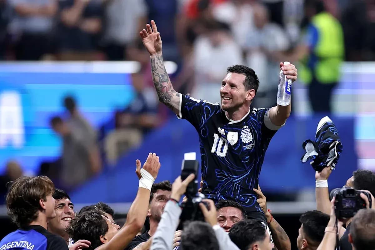 Lionel Messi siendo celebrado por compañeros de equipo