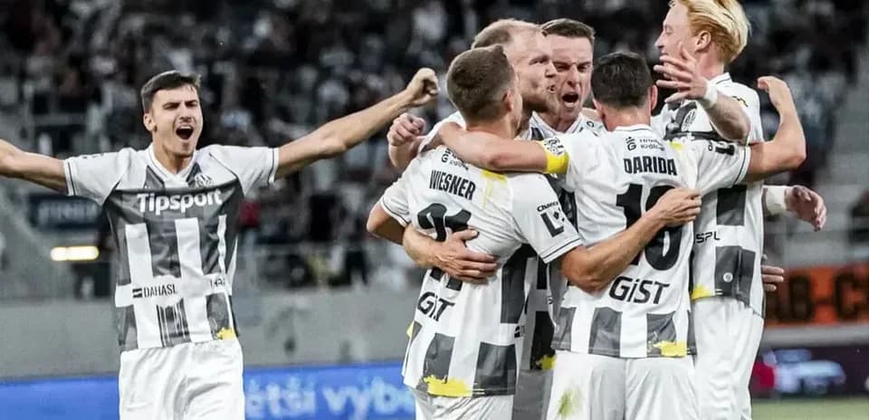 Jugadores de Hradec Králové celebrando un gol