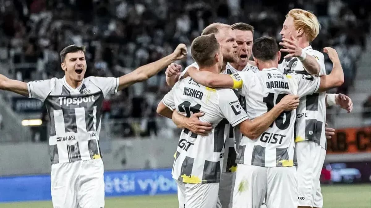 Jugadores de Hradec Králové celebrando un gol