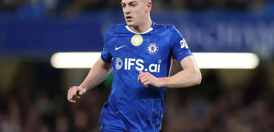 Jugador de Chelsea corriendo en el campo