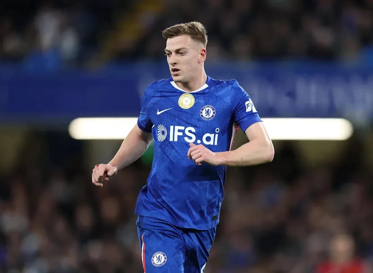Jugador de Chelsea corriendo en el campo