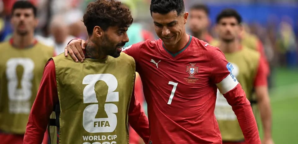Cristiano Ronaldo y compañero conversando en el campo