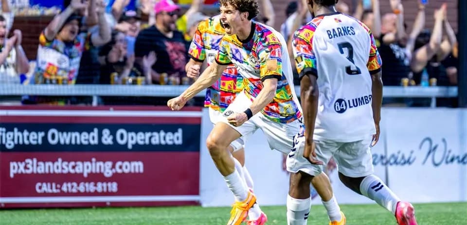 Jugador celebra gol con afición en el fondo