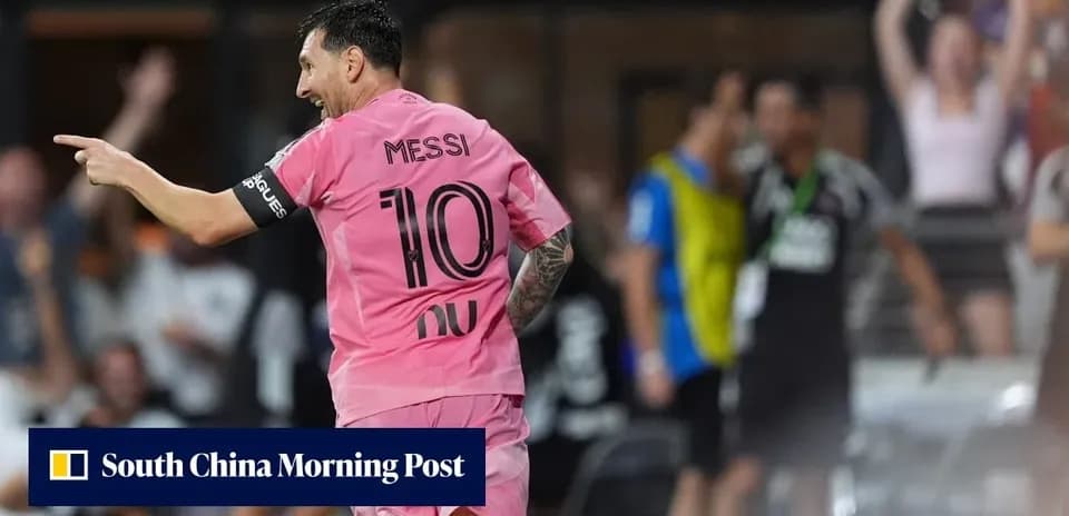 Jugador señalando durante partido en camiseta rosa
