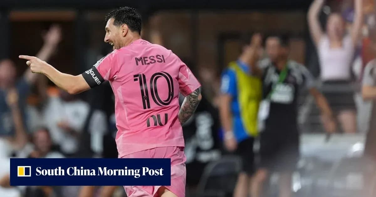Jugador señalando durante partido en camiseta rosa
