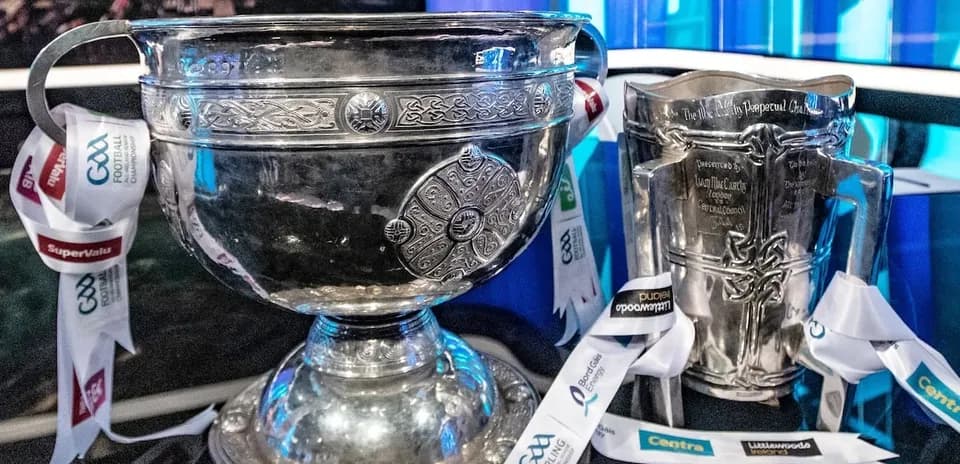 Trofeos de GAA en exhibición con cintas