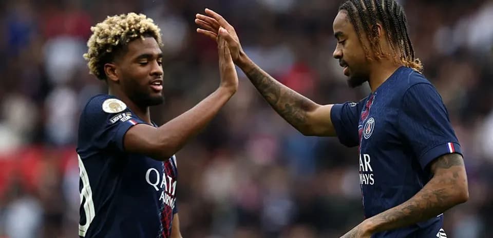 Jugadores de PSG chocando las manos en celebración