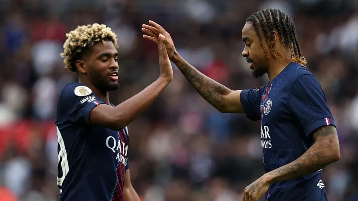 Jugadores de PSG chocando las manos en celebración