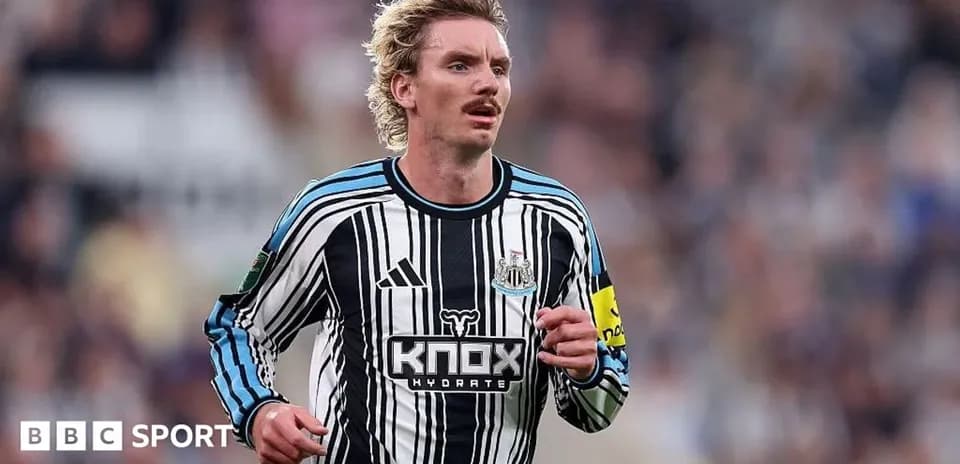 Jugador de Newcastle corriendo en el campo de fútbol