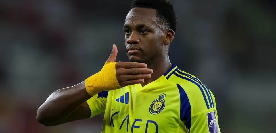 Jugador de Al Nassr señalando durante el partido