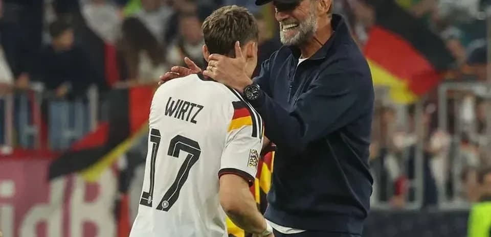 Jugador alemán Wirtz celebrando con su entrenador