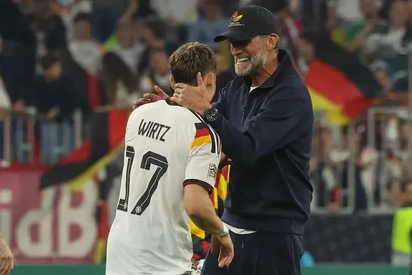 Jugador alemán Wirtz celebrando con su entrenador