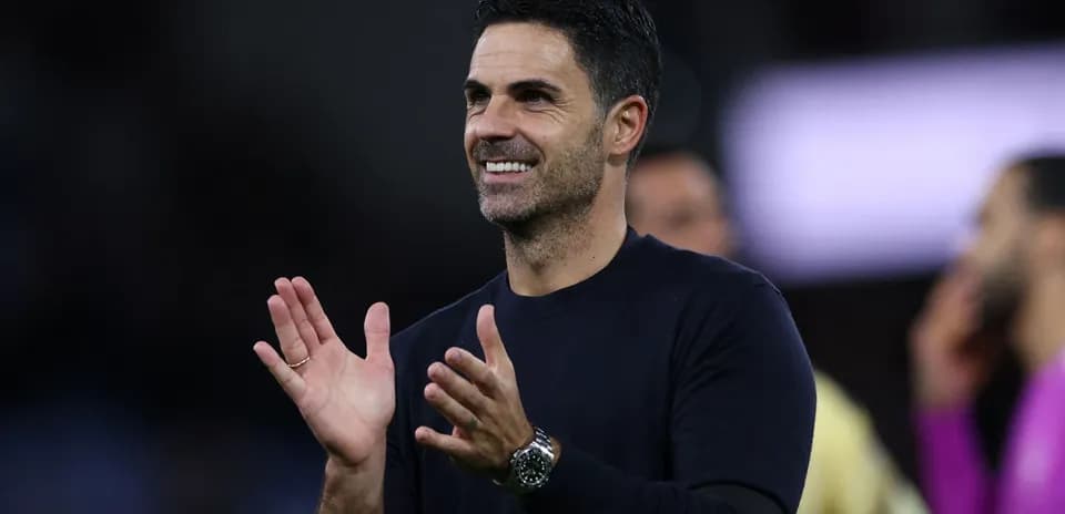 Entrenador aplaudiendo en el campo de fútbol