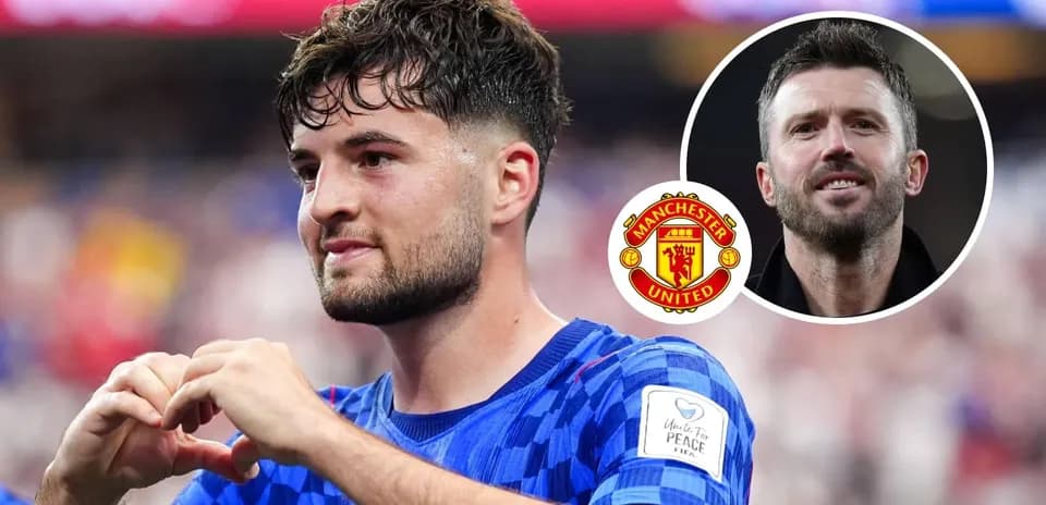 Jugador de Manchester United haciendo un gesto de corazón
