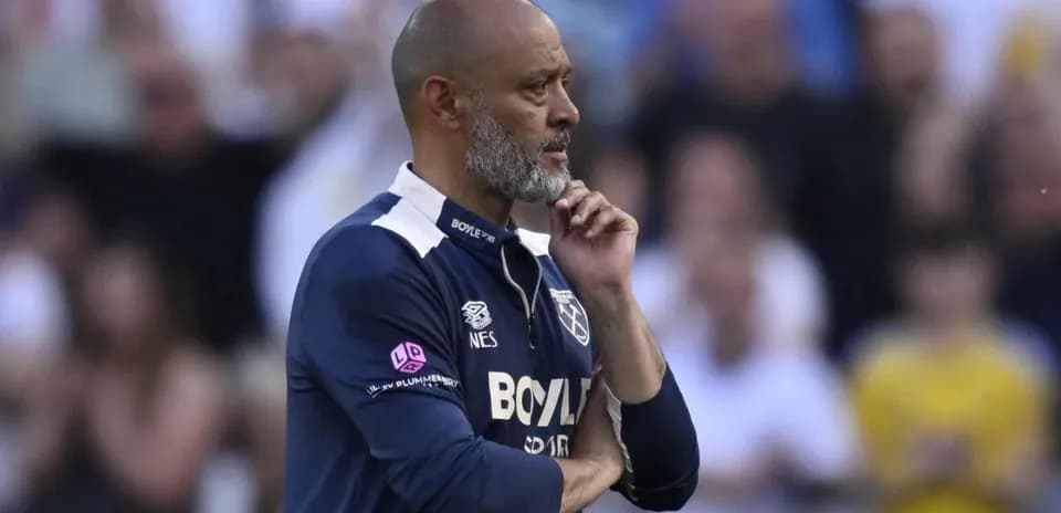 Entrenador observando el partido desde la línea lateral