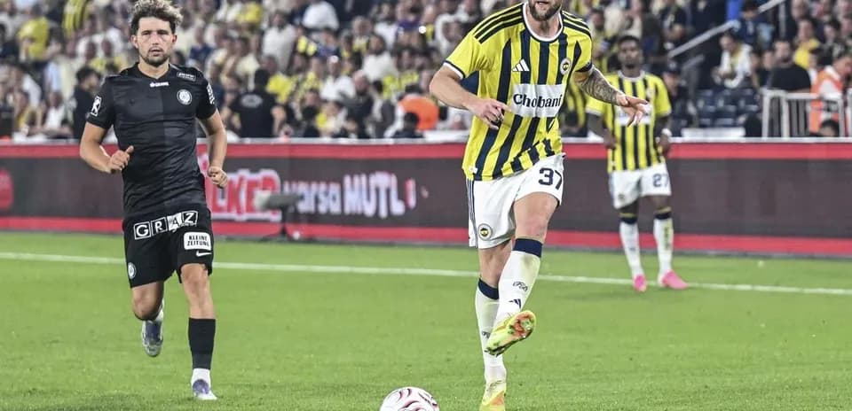 Jugadores de Fenerbahçe y Sturm Graz en acción
