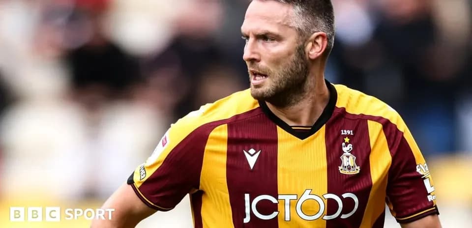Jugador de Bradford City en acción durante un partido