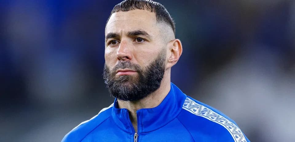 Jugador en uniforme azul mirando hacia adelante