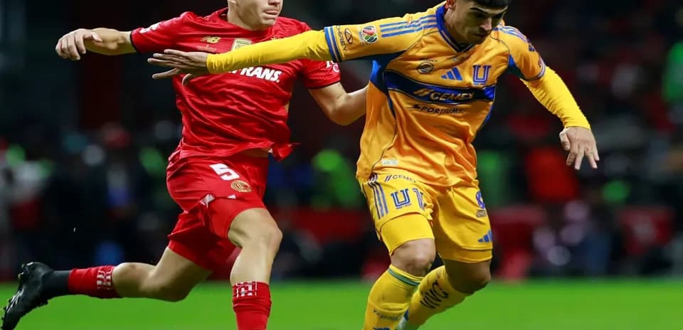 Jugadores de Toluca y Tigres compiten por el balón