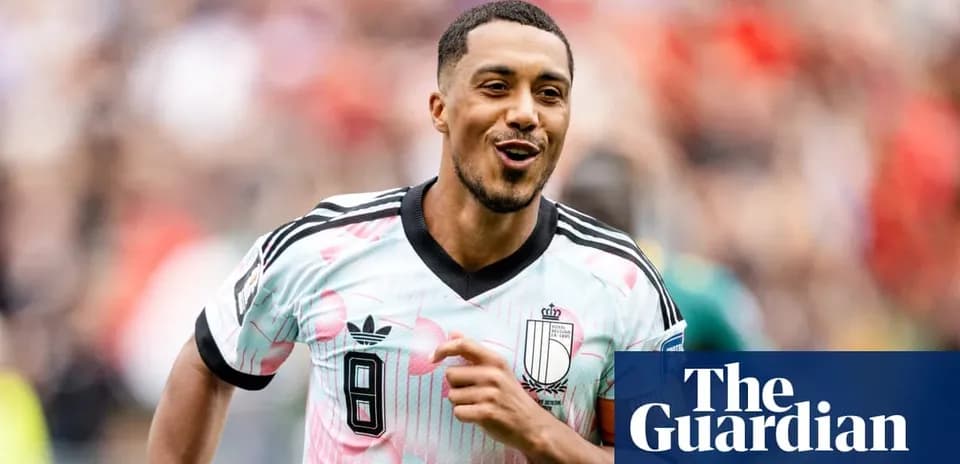 Jugador sonriendo durante un partido de fútbol