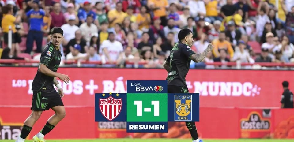 Jugadores de Necaxa y Tigres UANL en acción