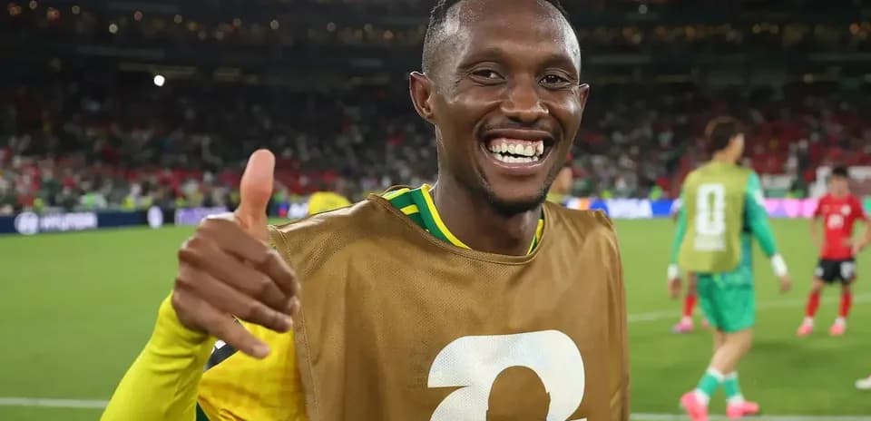 Jugador sonriendo y haciendo gesto de pulgar arriba