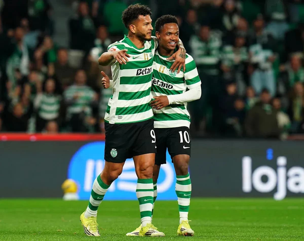 Jugadores de Sporting celebrando en el campo